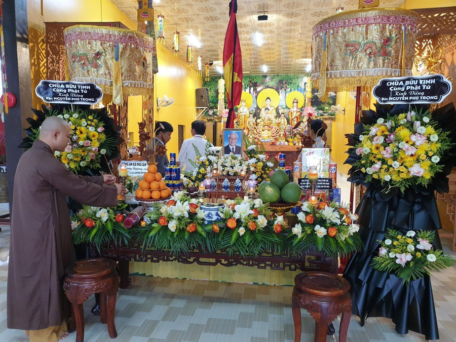 Từ sáng 20-7, chùa Bửu Tịnh (xã Phú Cần, huyện Krông Pa) đã lập bàn thờ, tổ chức lễ tưởng niệm Tổng Bí thư Nguyễn Phú Trọng và duy trì đến hết ngày 28-7 để phật tử và Nhân dân đến thắp hương tưởng niệm. Từ sáng 20-7, chùa Bửu Tịnh (xã Phú Cần, huyện Krông Pa) đã lập bàn thờ, tổ chức lễ tưởng niệm Tổng Bí thư Nguyễn Phú Trọng và duy trì đến hết ngày 28-7 để phật tử và Nhân dân đến thắp hương tưởng niệm.
