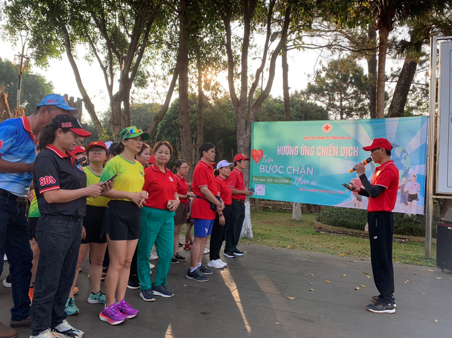 Cán bộ, hội viên Hội Chữ thập đỏ tỉnh, TP. Pleiku, các câu lạc bộ, đội nhóm trực thuộc Hội Chữ thập đỏ tỉnh, Câu lạc bộ Gia Lai Marathon và người dân hưởng ứng tham gia chiến dịch. Ảnh: Hồng Ngọc Cán bộ, hội viên Hội Chữ thập đỏ tỉnh, TP. Pleiku, các câu lạc bộ, đội nhóm trực thuộc Hội Chữ thập đỏ tỉnh, Câu lạc bộ Gia Lai Marathon và người dân hưởng ứng tham gia chiến dịch. Ảnh: Hồng Ngọc