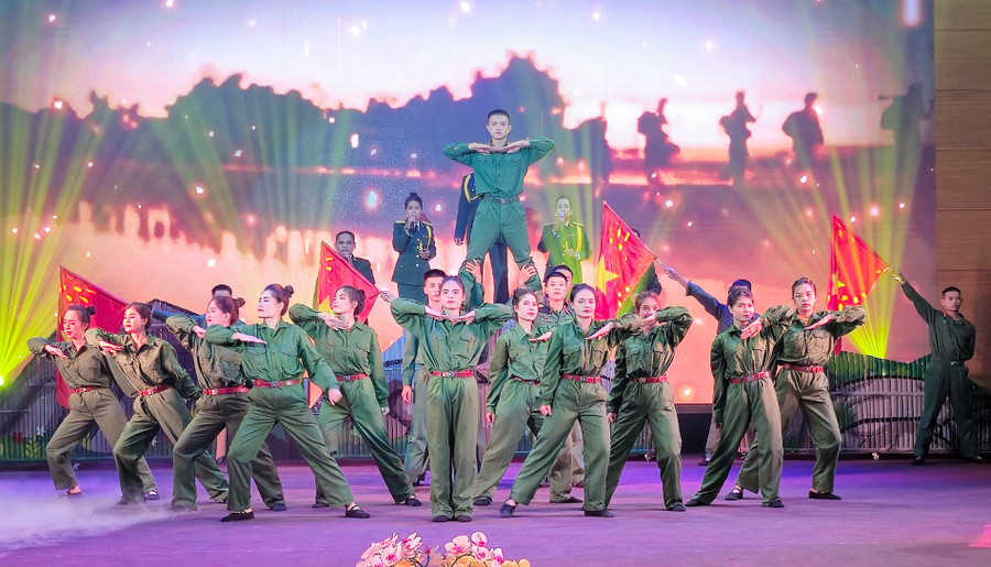 Tiết mục tham gia liên hoan của Sư đoàn 10 (Quân đoàn 3). Ảnh: Sơn Tùng