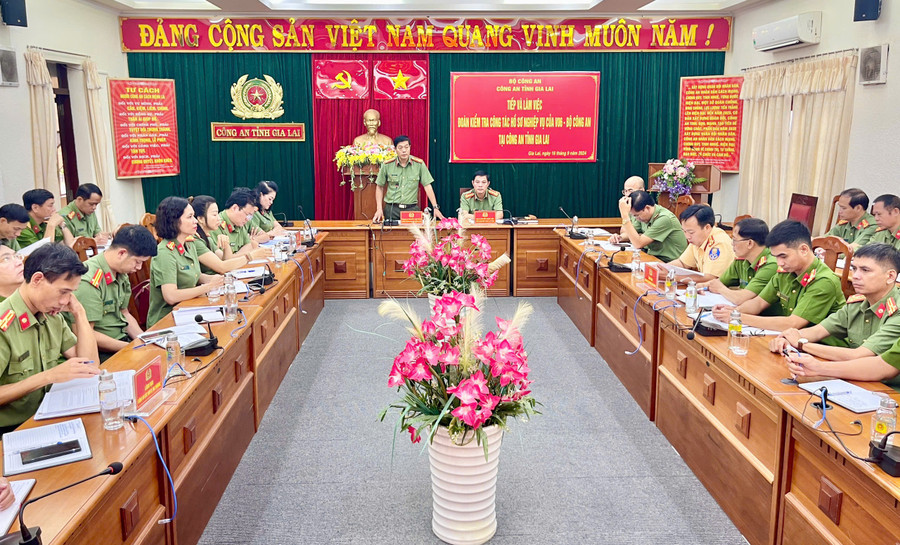 Thượng tá Nguyễn Anh Tuấn-Trưởng Phòng 6 (Cục Hồ sơ nghiệp vụ, Bộ Công an) thông báo kế hoạch, nội dung kiểm tra của đoàn công tác. Ảnh: Hòa Hân Thượng tá Nguyễn Anh Tuấn-Trưởng Phòng 6 (Cục Hồ sơ nghiệp vụ, Bộ Công an) thông báo kế hoạch, nội dung kiểm tra của đoàn công tác. Ảnh: Hòa Hân