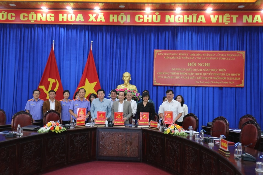 Các cơ quan đã ký kết kế hoạch phối hợp năm 2023. Ảnh: Văn Ngọc Các cơ quan đã ký kết kế hoạch phối hợp năm 2023. Ảnh: Văn Ngọc