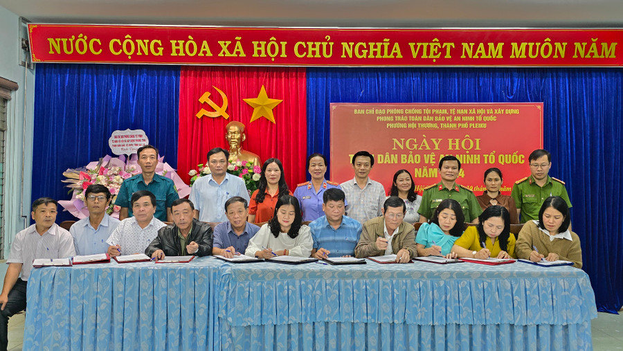 Các đơn vị, tổ dân phố, trường học trên địa bàn phường Hội Thương ký cam kết giao ước thực hiện phong trào toàn dân bảo vệ ANTQ năm 2024. Ảnh: Bá Bính Các đơn vị, tổ dân phố, trường học trên địa bàn phường Hội Thương ký cam kết giao ước thực hiện phong trào toàn dân bảo vệ ANTQ năm 2024. Ảnh: Bá Bính