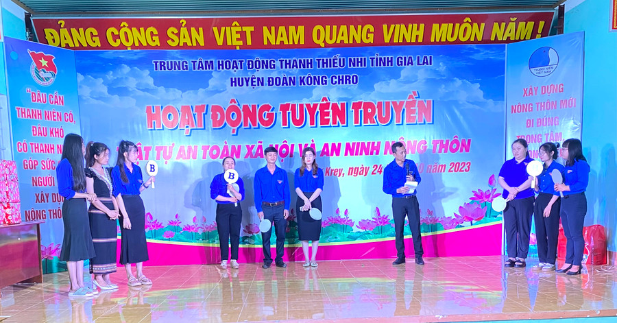 Đoàn viên, thanh niên xã Chư Krey (huyện Kông Chro) tham gia phần thi tìm hiểu Luật Phòng-chống ma túy, các tệ nạn xã hội. Ảnh: Hà Thành Đoàn viên, thanh niên xã Chư Krey (huyện Kông Chro) tham gia phần thi tìm hiểu Luật Phòng-chống ma túy, các tệ nạn xã hội. Ảnh: Hà Thành
