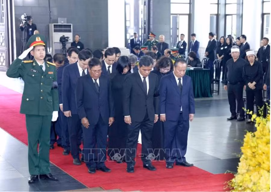 Đoàn cán bộ lãnh đạo tỉnh Gia Lai do Ủy viên Ban Chấp hành Trung ương Đảng, Bí thư Tỉnh ủy, Chủ tịch HĐND tỉnh Hồ Văn Niên làm Trưởng đoàn đến viếng Tổng Bí thư Nguyễn Phú Trọng và chia buồn cùng gia quyến tại Nhà Tang lễ số 5 Trần Thánh Tông (Hà Nội). Ảnh: TTXVN