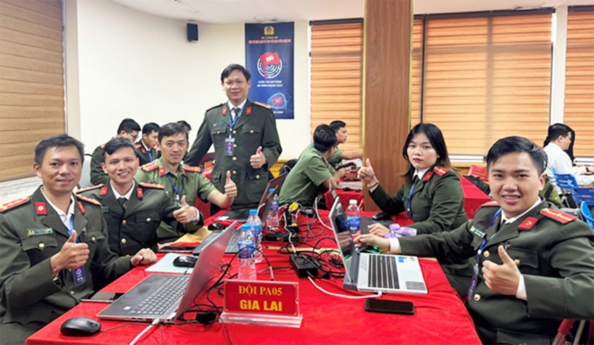 Các cán bộ, chiến sĩ Công an tỉnh Gia Lai tham gia Cuộc thi “An toàn, an ninh mạng năm 2022”. Ảnh: Phước Khang Các cán bộ, chiến sĩ Công an tỉnh Gia Lai tham gia Cuộc thi “An toàn, an ninh mạng năm 2022”. Ảnh: Phước Khang