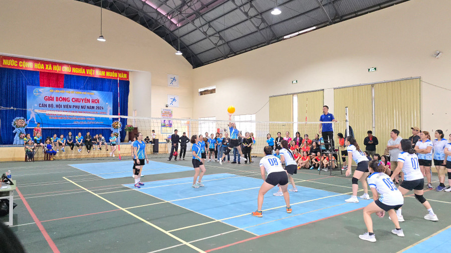 Các nữ VĐV thi đấu nhiệt tình, sôi nổi. Ảnh: Bá Bính
