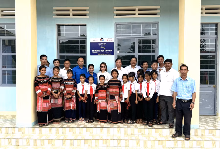 Các đại biểu và học sinh chụp hình lưu niệm tại lễ khánh thành Nhà bán trú cho em ở Trường Tiểu học và THCS Trạm Lập, xã Sơn Lang, Kbang. Ảnh: Hà Thành