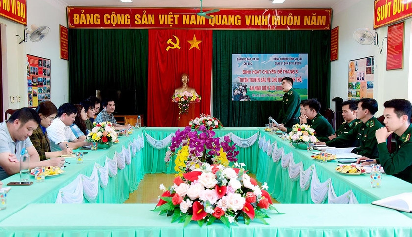 Quang cảnh buổi sinh hoạt chuyên đề do Chi bộ 3 (Đảng bộ Báo Gia Lai) tổ chức với chủ đề “Tuyên truyền bảo vệ chủ quyền lãnh thổ, an ninh biên giới quốc gia” tại Đồn Biên phòng Ia Púch (huyện Chư Prông). Ảnh: Đức Thụy Quang cảnh buổi sinh hoạt chuyên đề do Chi bộ 3 (Đảng bộ Báo Gia Lai) tổ chức với chủ đề “Tuyên truyền bảo vệ chủ quyền lãnh thổ, an ninh biên giới quốc gia” tại Đồn Biên phòng Ia Púch (huyện Chư Prông). Ảnh: Đức Thụy