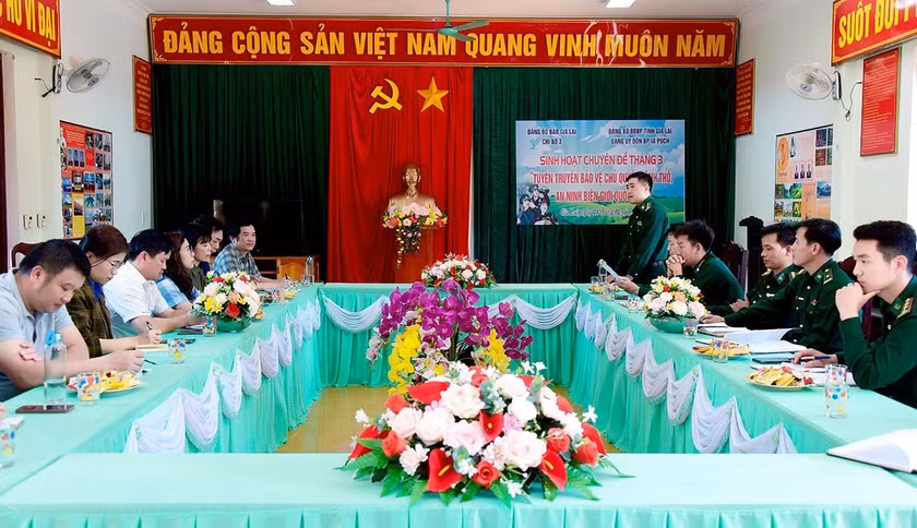 Quang cảnh buổi sinh hoạt chuyên đề do Chi bộ 3 (Đảng bộ Báo Gia Lai) tổ chức với chủ đề “Tuyên truyền bảo vệ chủ quyền lãnh thổ, an ninh biên giới quốc gia” tại Đồn Biên phòng Ia Púch (huyện Chư Prông). Ảnh: Đức Thụy