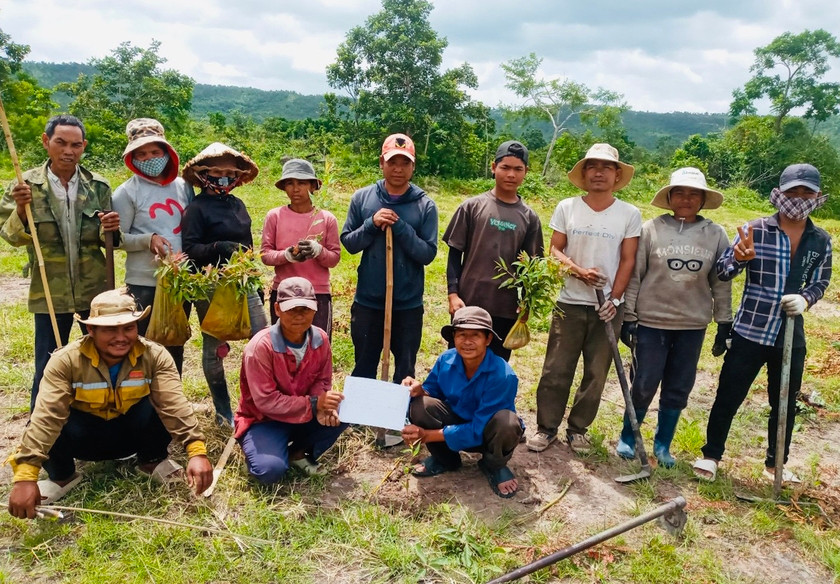 Người dân trồng rừng trên diện tích đất ngoài quy hoạch 3 loại rừng. Ảnh: Vũ Chi Người dân trồng rừng trên diện tích đất ngoài quy hoạch 3 loại rừng. Ảnh: Vũ Chi