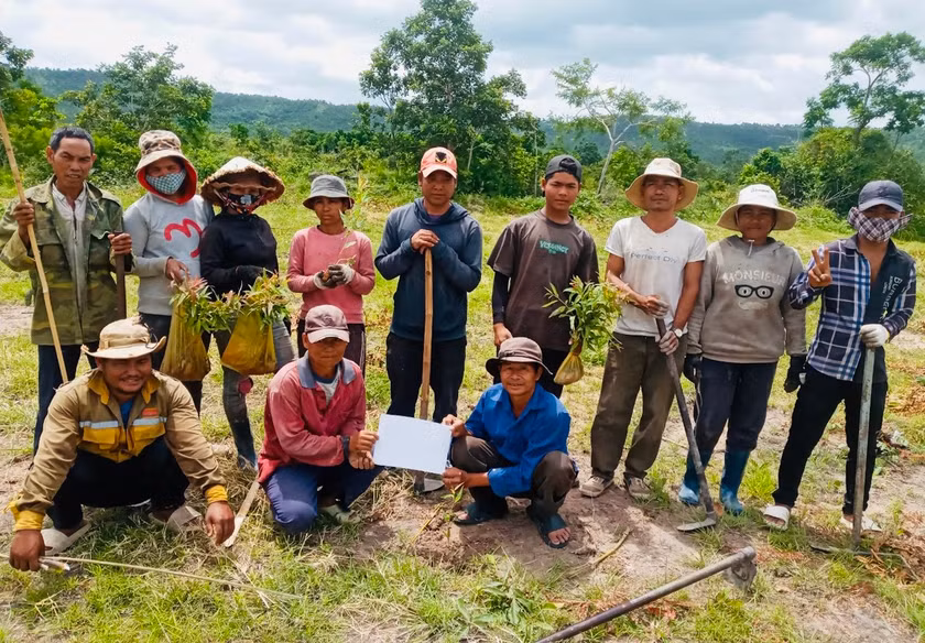 Người dân trồng rừng trên diện tích đất ngoài quy hoạch 3 loại rừng. Ảnh: Vũ Chi