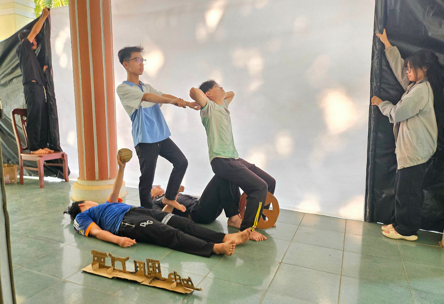 Các em học sinh lớp 12A2, Trường THPT Hoàng Hoa Thám (TP. Pleiku) tập luyện phân cảnh múa bóng phía sau tấm màn trắng để tạo hình ảnh "xích lô chở thầy về phố". Ảnh Mộc Trà Các em học sinh lớp 12A2, Trường THPT Hoàng Hoa Thám (TP. Pleiku) tập luyện phân cảnh múa bóng phía sau tấm màn trắng để tạo hình ảnh "xích lô chở thầy về phố". Ảnh Mộc Trà