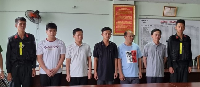 Bị can Trần Kỳ Hình (thứ hai từ phải sang). Ảnh: Công an cung cấp/tienphong