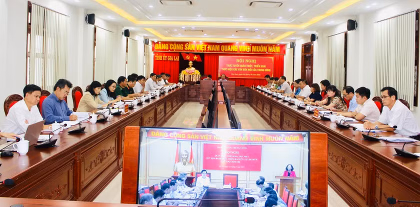 Quang cảnh hội nghị trực tuyến quán triệt, triển khai thực hiện các văn bản mới của Trung ương tại điểm cầu Tỉnh ủy Gia Lai. Ảnh: Phan Lài