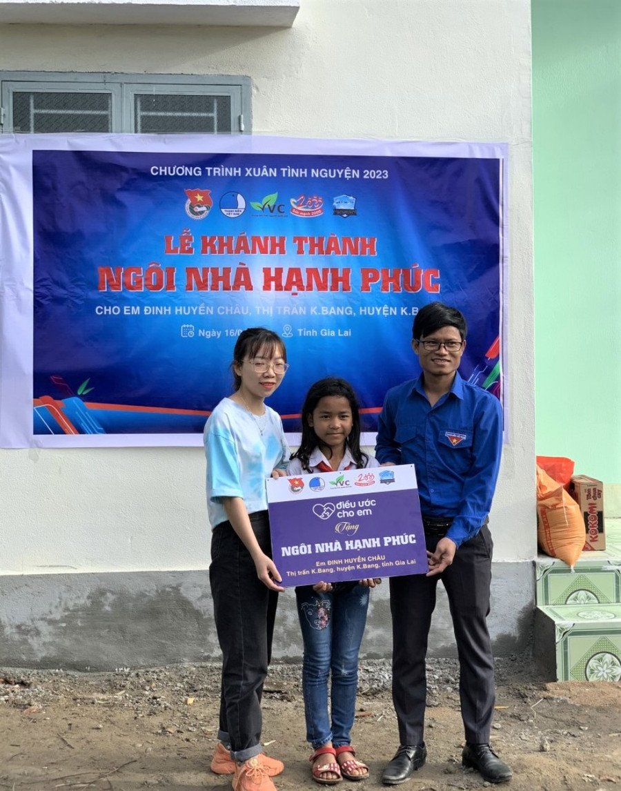 Huyện Đoàn Kbang bàn giao “Ngôi nhà hạnh phúc” cho em Đinh Huyền Châu. Ảnh: Hà Đức Thành