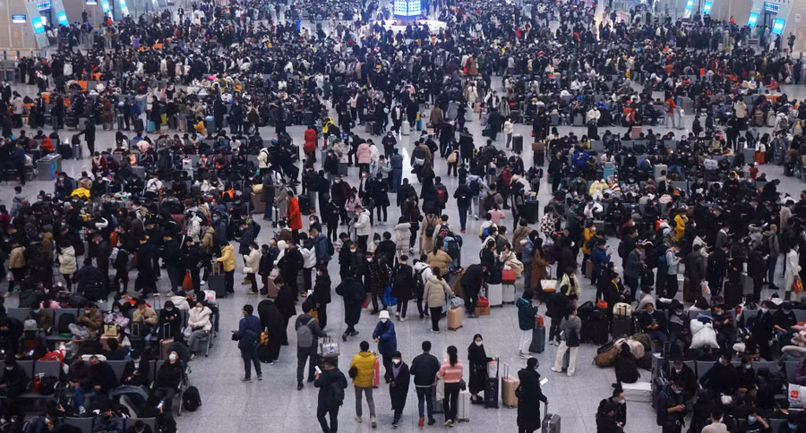 Du khách chờ tàu tại nhà ga Đông Hàng Châu, Chiết Giang, Trung Quốc ngày 20-1. REUTERS/thanhnien