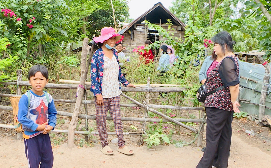 Trong ngày, Đoàn khảo sát cũng đã đến thăm hỏi đời sống của một số hộ dân tại buôn Ia Sóa và buôn Jú. Ảnh: Trần Dung Trong ngày, Đoàn khảo sát cũng đã đến thăm hỏi đời sống của một số hộ dân tại buôn Ia Sóa và buôn Jú. Ảnh: Trần Dung