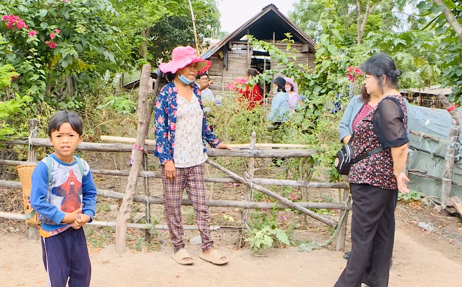 Trong ngày, Đoàn khảo sát cũng đã đến thăm hỏi đời sống của một số hộ dân tại buôn Ia Sóa và buôn Jú. Ảnh: Trần Dung