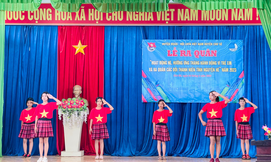 Chương trình văn nghệ tại buổi lễ ra quân. Ảnh: Mai Ka