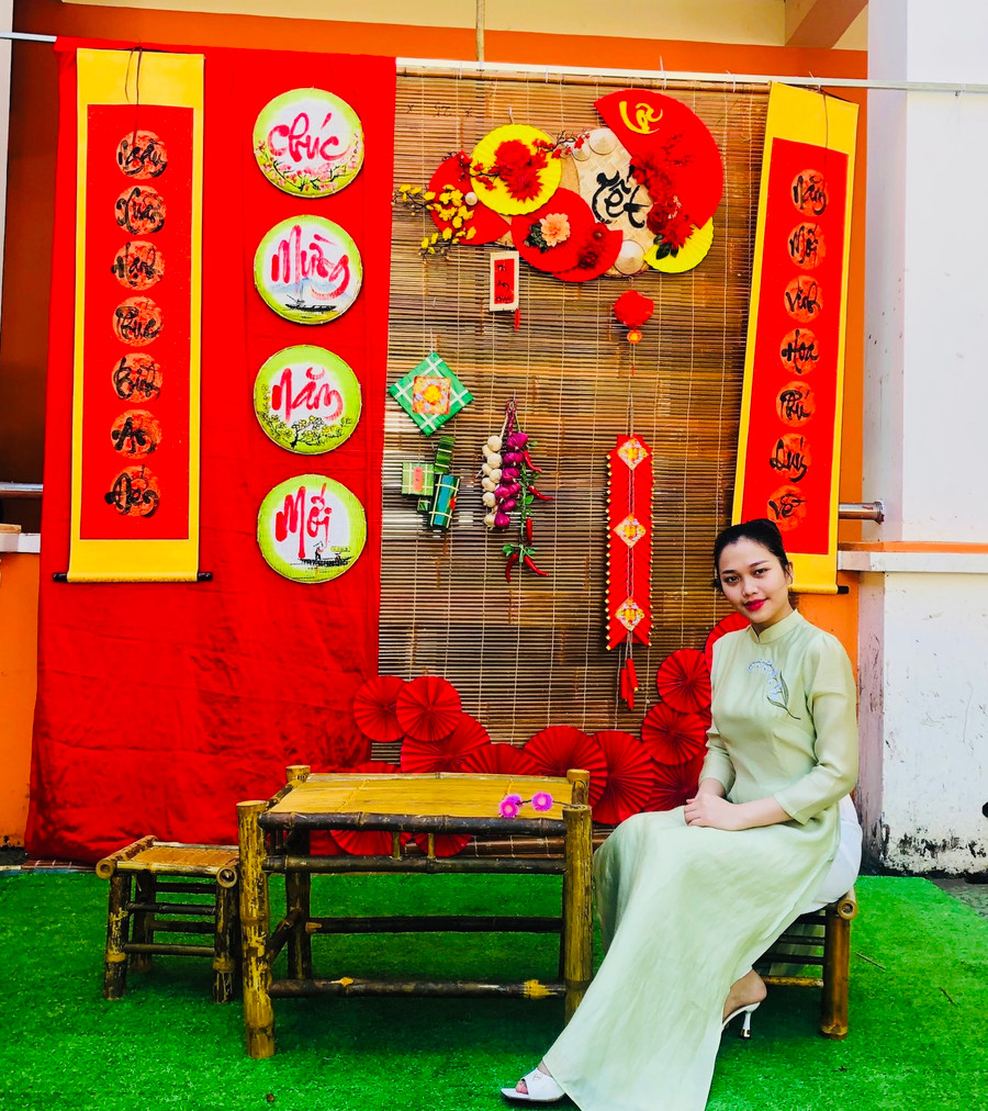 Nhiều gia đình ưa chuộng câu đối đỏ cho ngày Tết. Ảnh Mai Ka Nhiều gia đình ưa chuộng câu đối đỏ cho ngày Tết. Ảnh Mai Ka