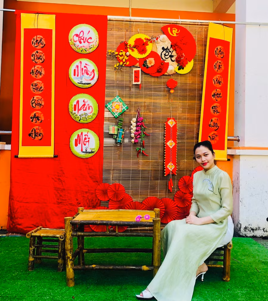 Nhiều gia đình ưa chuộng câu đối đỏ cho ngày Tết. Ảnh Mai Ka