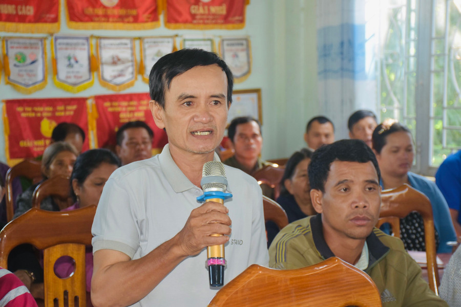 Cử tri Đào Khả Vân (làng O Grang, xã Ia Pếch) kiến nghị về việc hỗ trợ cấp Giấy chứng nhận quyền sử dụng đất cho người dân. Ảnh: Trần Dung Cử tri Đào Khả Vân (làng O Grang, xã Ia Pếch) kiến nghị về việc hỗ trợ cấp Giấy chứng nhận quyền sử dụng đất cho người dân. Ảnh: Trần Dung