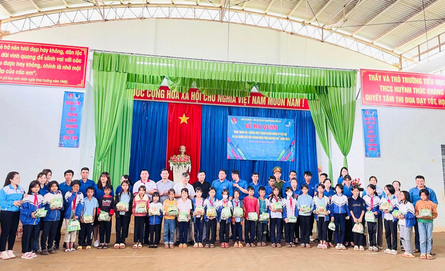 Ban Thường vụ Huyện Đoàn Chư Sê trao học bổng và quà cho các em thiếu nhi. Ảnh: Mai Ka