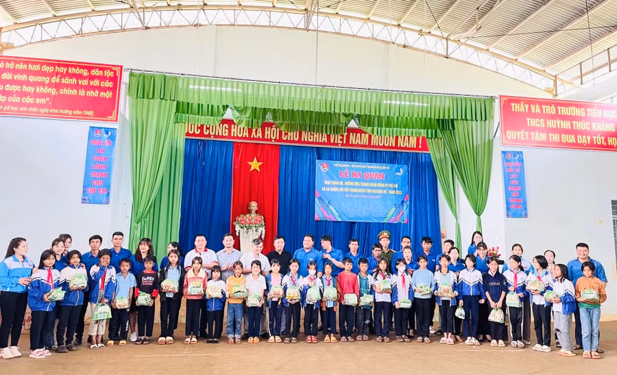 Ban Thường vụ Huyện Đoàn Chư Sê trao học bổng và quà cho các em thiếu nhi. Ảnh: Mai Ka