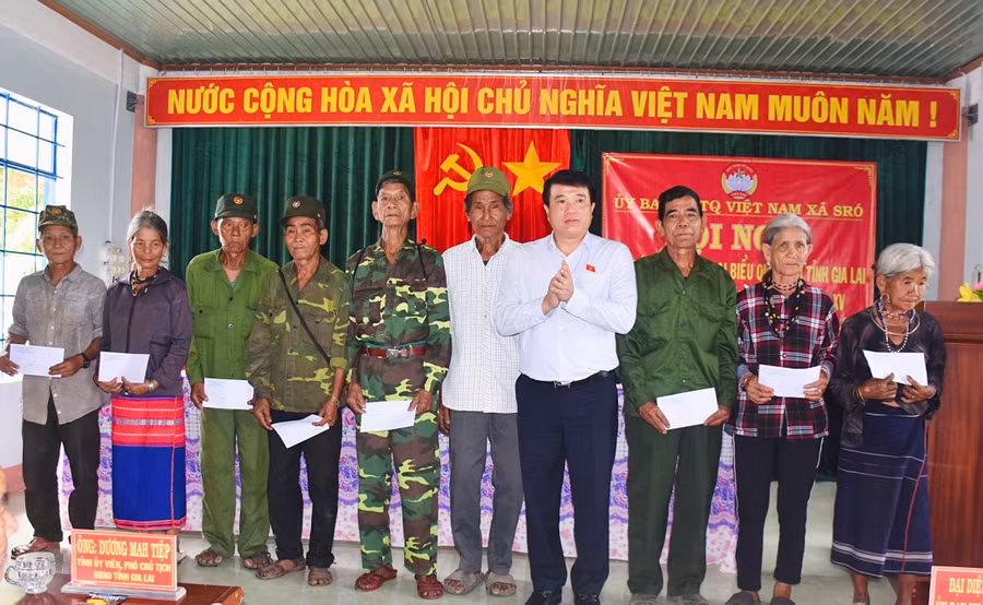 Đoàn đại biểu Quốc hội tỉnh tặng 15 suất quà cho các gia đình chính sách, người có công trên địa bàn xã Sró, huyện Kông Chro. Ảnh: Trần Dung