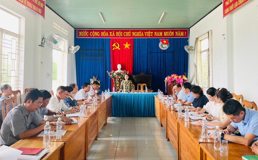 Đoàn khảo sát của Ban Dân tộc HĐND tỉnh làm việc với hệ thống chính trị xã Pờ Tó. Ảnh: Trần Dung Đoàn khảo sát của Ban Dân tộc HĐND tỉnh làm việc với hệ thống chính trị xã Pờ Tó. Ảnh: Trần Dung