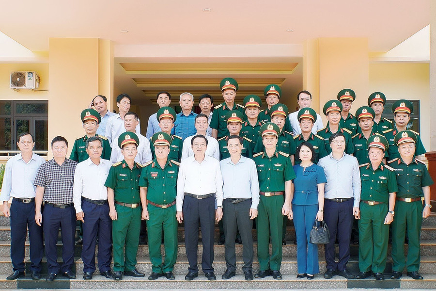 Đoàn công tác Ban Nội chính Trung ương và lãnh đạo tỉnh Gia Lai chụp hình lưu niệm cùng cán bộ, chiến sĩ Sư đoàn 320 (Quân đoàn 3). Ảnh: Đức Thụy