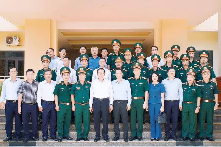 Đoàn công tác Ban Nội chính Trung ương và lãnh đạo tỉnh Gia Lai chụp hình lưu niệm cùng cán bộ, chiến sĩ Sư đoàn 320 (Quân đoàn 3). Ảnh: Đức Thụy