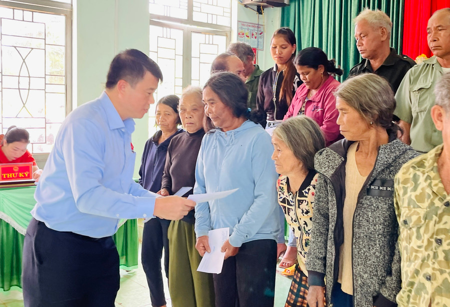 Đoàn đại biểu Quốc hội tỉnh tặng 20 suất quà cho các gia đình chính sách, người có công trên địa bàn xã Ia Pếch. Ảnh: Trần Dung Đoàn đại biểu Quốc hội tỉnh tặng 20 suất quà cho các gia đình chính sách, người có công trên địa bàn xã Ia Pếch. Ảnh: Trần Dung