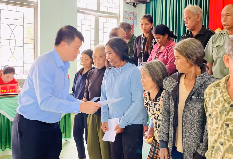 Đoàn đại biểu Quốc hội tỉnh tặng 20 suất quà cho các gia đình chính sách, người có công trên địa bàn xã Ia Pếch. Ảnh: Trần Dung