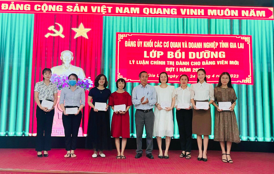 Ban Thường vụ Đảng ủy Khối các Cơ quan và Doanh nghiệp tỉnh khen thưởng các học viên đạt thành tích xuất sắc trong học tập. Ảnh: Mai Ka Ban Thường vụ Đảng ủy Khối các Cơ quan và Doanh nghiệp tỉnh khen thưởng các học viên đạt thành tích xuất sắc trong học tập. Ảnh: Mai Ka