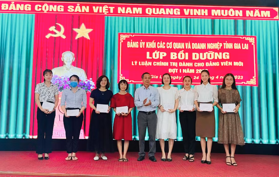 Ban Thường vụ Đảng ủy Khối các Cơ quan và Doanh nghiệp tỉnh khen thưởng các học viên đạt thành tích xuất sắc trong học tập. Ảnh: Mai Ka