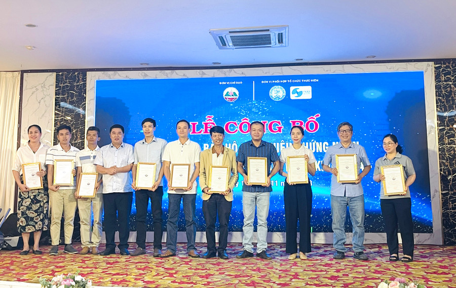 Ban tổ chức trao Chứng nhận quyền sử dụng chỉ dẫn địa lý “Gia Lai” cho 11 doanh nghiệp, hợp tác xã, chủ cơ sở. Ảnh: Trần Dung