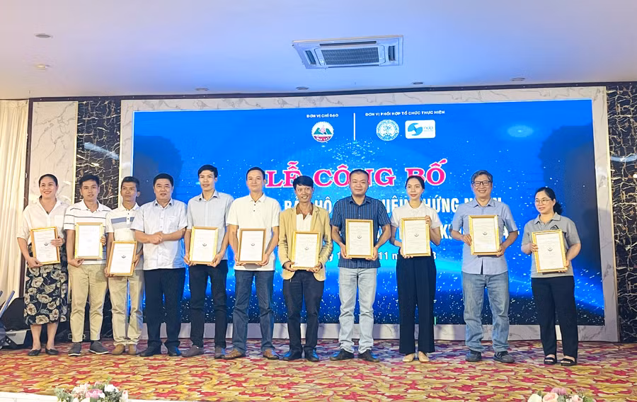 Ban tổ chức trao Chứng nhận quyền sử dụng chỉ dẫn địa lý “Gia Lai” cho 11 doanh nghiệp, hợp tác xã, chủ cơ sở. Ảnh: Trần Dung