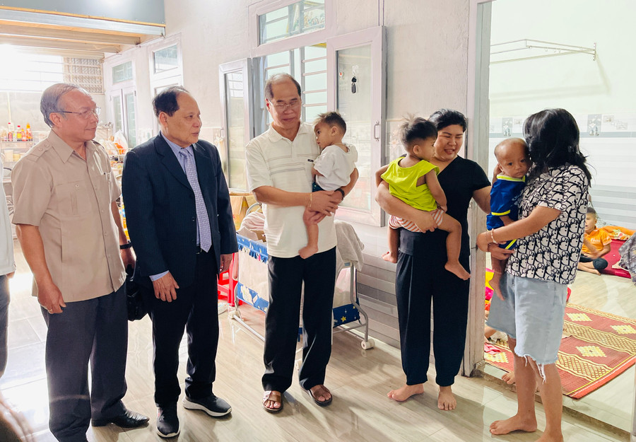 Đại diện nhà tài trợ đi thăm các cháu tại Mái ấm Giuse. Ảnh: Mai Ka Đại diện nhà tài trợ đi thăm các cháu tại Mái ấm Giuse. Ảnh: Mai Ka