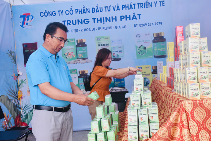 Công ty Cổ phần Đầu tư và Phát triển Y tế Trung Thịnh Phát (TP. Pleiku) đem đến Ngày hội những mặt hàng hỗ trợ sức khỏe. Ảnh: Trần Dung Công ty Cổ phần Đầu tư và Phát triển Y tế Trung Thịnh Phát (TP. Pleiku) đem đến Ngày hội những mặt hàng hỗ trợ sức khỏe. Ảnh: Trần Dung