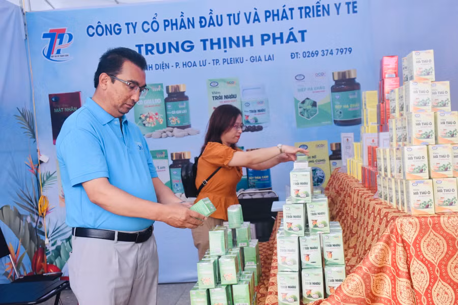 Công ty Cổ phần Đầu tư và Phát triển Y tế Trung Thịnh Phát (TP. Pleiku) đem đến Ngày hội những mặt hàng hỗ trợ sức khỏe. Ảnh: Trần Dung
