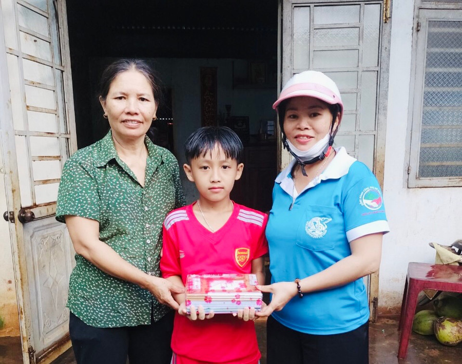 Hội LHPN xã Ia Din (huyện Đức Cơ) thăm hỏi, tặng quà trẻ mồ côi. Ảnh: Mai Ka Hội LHPN xã Ia Din (huyện Đức Cơ) thăm hỏi, tặng quà trẻ mồ côi. Ảnh: Mai Ka