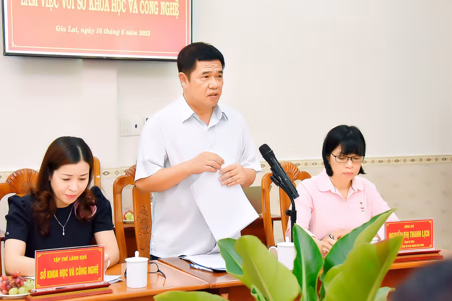 Ông Nguyễn Nam Hải-Giám đốc Sở Khoa học và Công nghệ tỉnh Gia Lai báo cáo kết quả triển khai các nhiệm vụ KH-CN trong thời gian qua. Ảnh: Đức Thụy