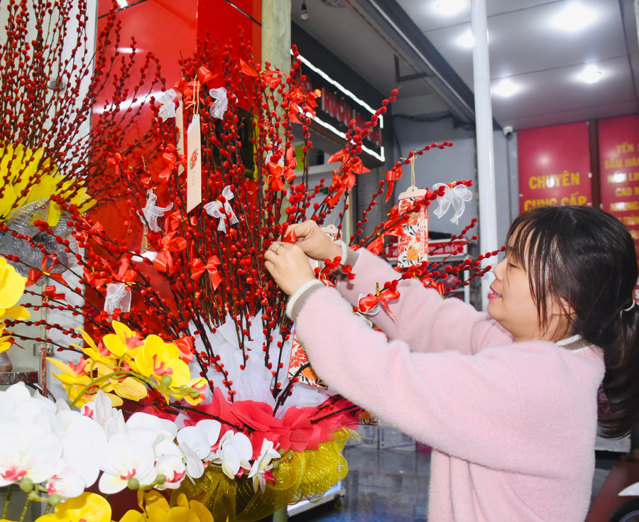 Chị Nguyễn Thị Phụng-Chủ cửa hàng hoa tươi Lưu Ly cắm hoa tầm xuân cho khách. Ảnh: Mai Ka Chị Nguyễn Thị Phụng-Chủ cửa hàng hoa tươi Lưu Ly cắm hoa tầm xuân cho khách. Ảnh: Mai Ka