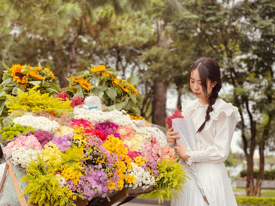 Nét thu Hà Nội giữa lòng phố núi Pleiku qua hình ảnh những chiếc xe chở hoa rực rỡ sắc màu. Ảnh: Mai Ka