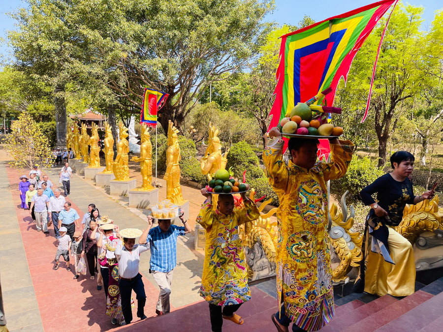 Người dân dâng lễ lên Đền thờ Quốc Tổ Hùng Vương ở Công viên văn hóa Đồng Xanh (xã An Phú, TP. Pleiku). Ảnh: Trần Dung Người dân dâng lễ lên Đền thờ Quốc Tổ Hùng Vương ở Công viên văn hóa Đồng Xanh (xã An Phú, TP. Pleiku). Ảnh: Trần Dung