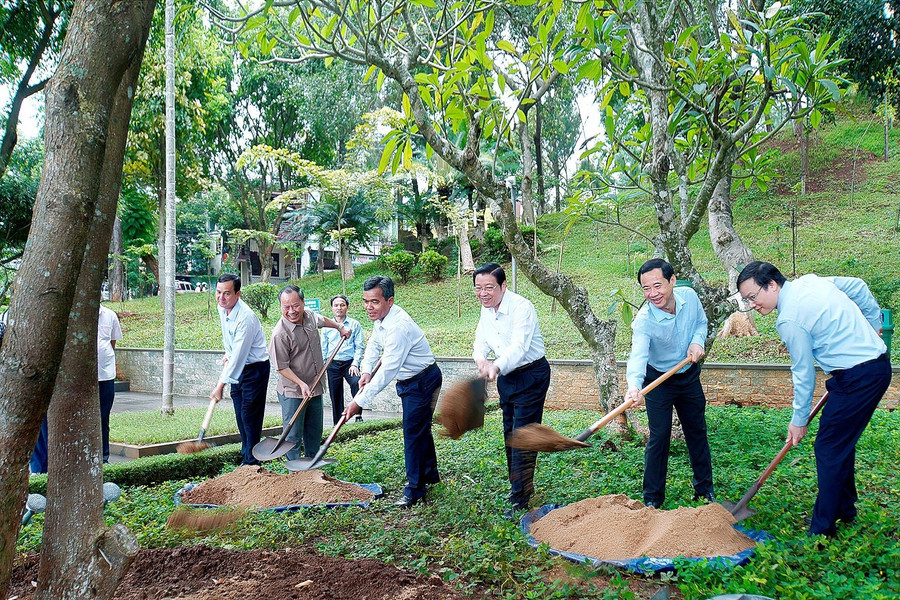 Các đồng chí trong Đoàn công tác trồng cây lưu niệm tại Quảng trường Đại Đoàn Kết. Ảnh: Đức Thụy