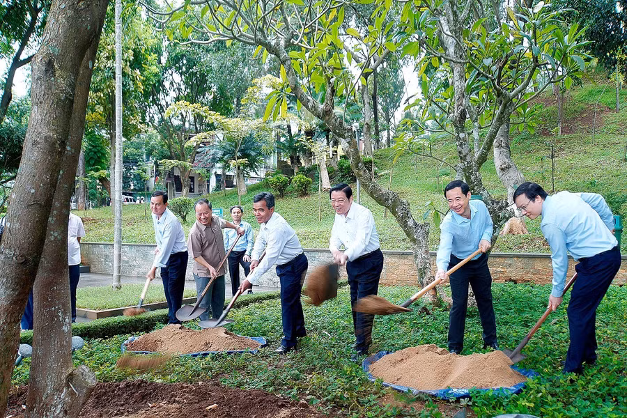 Các đồng chí trong Đoàn công tác trồng cây lưu niệm tại Quảng trường Đại Đoàn Kết. Ảnh: Đức Thụy