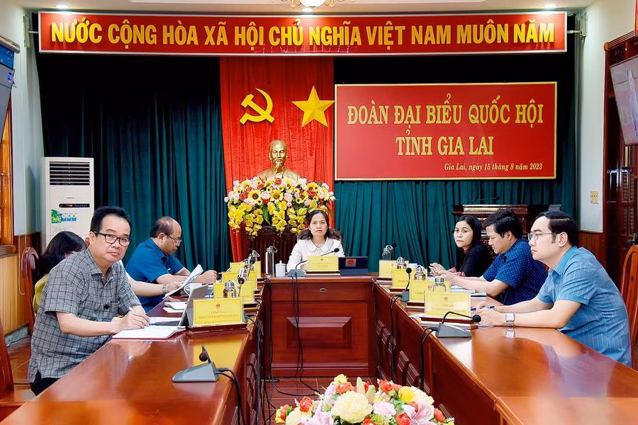 Các đại biểu tại điểm cầu tỉnh Gia Lai theo dõi phiên chất vấn và trả lời chất vấn ở lĩnh vực nông nghiệp và phát triển nông thôn. Ảnh: Đức Thụy Các đại biểu tại điểm cầu tỉnh Gia Lai theo dõi phiên chất vấn và trả lời chất vấn ở lĩnh vực nông nghiệp và phát triển nông thôn. Ảnh: Đức Thụy