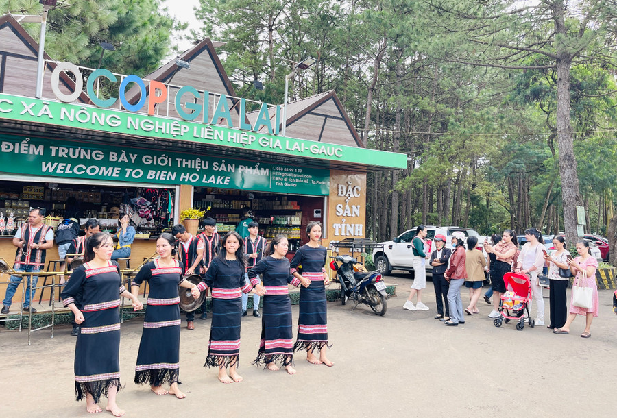 Du khách thập phương hào hứng hòa mình vào không gian văn hóa truyền thống của người bản địa. Ảnh: Trần Dung